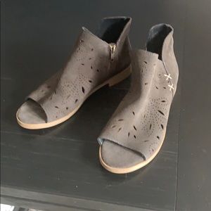 Grey suave peep toe sandal